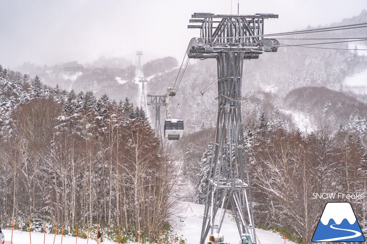 富良野スキー場｜標高1,074ｍ。富良野ZONE山頂エリア本日開放！山頂から山麓まで滑り応えたっぷり標高差約800ｍのロングダウンヒルと、ふわふわと舞う粉雪を同時に楽しめる富良野スキー場って、やっぱり凄い☆